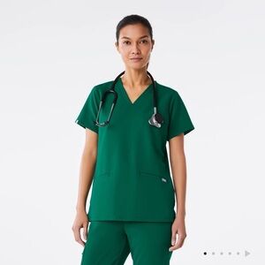 Figs: Casma Three-Pocket Scrub Top - Hunter Green
